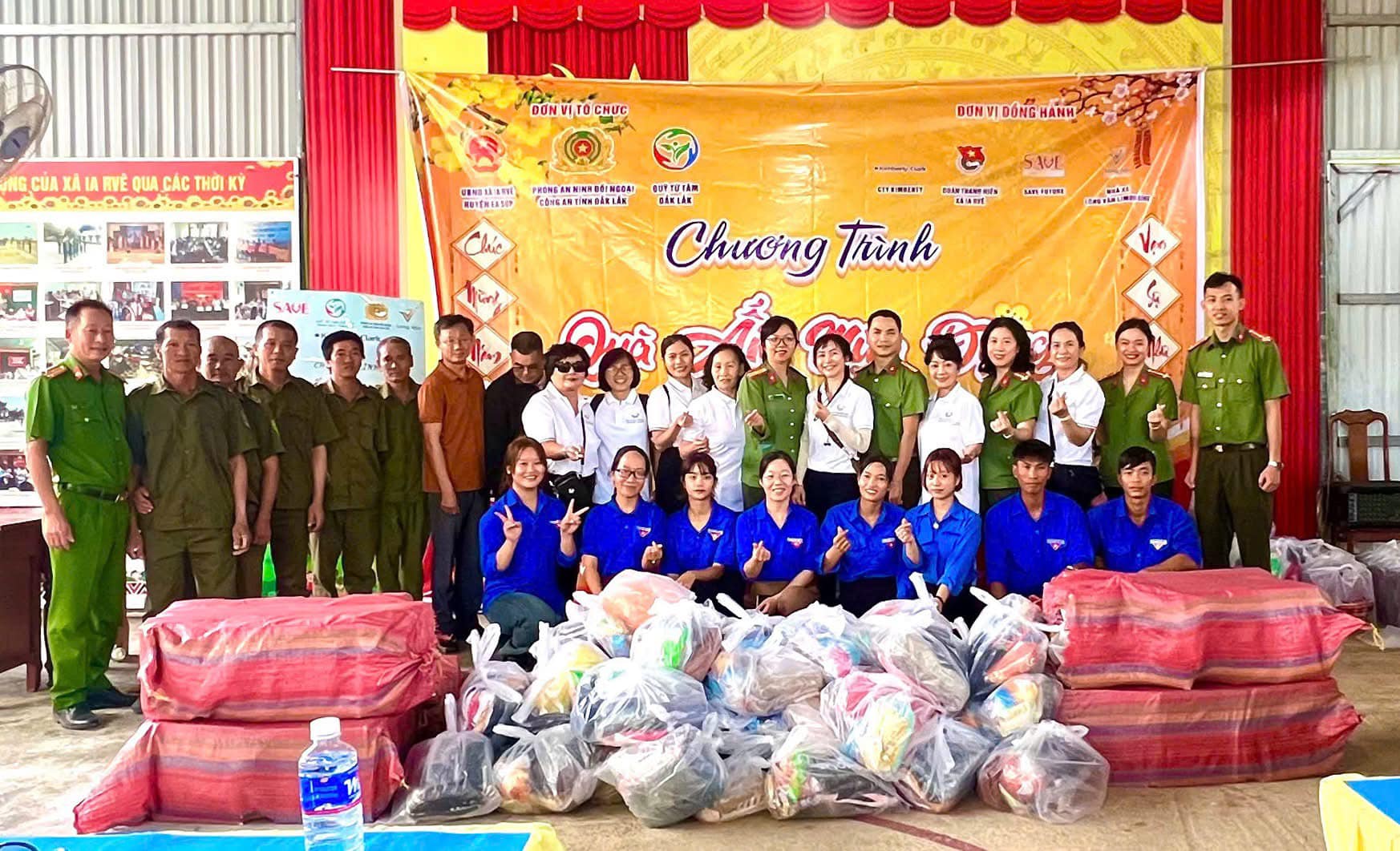 Quà ấm mùa đông đến với bà con vùng biên giới Daklak; 28/12/2024