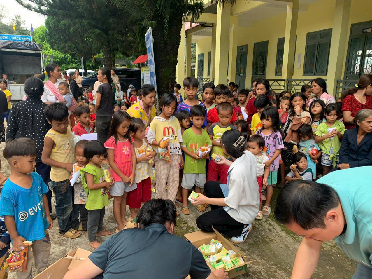 Take & Share: Trao quà tặng, thực phẩm tại Lâm Đồng, 17/5/2025.