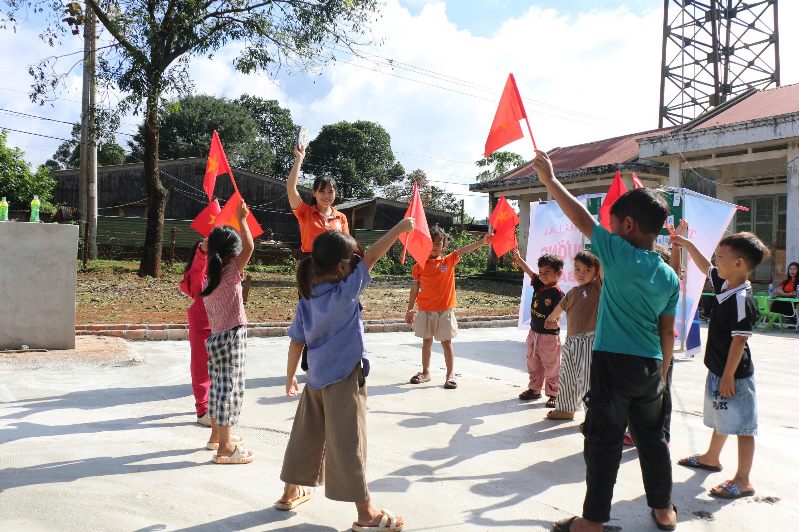 Make it happen: Bàn giao sân trường làng Bàng (Gia Lai)